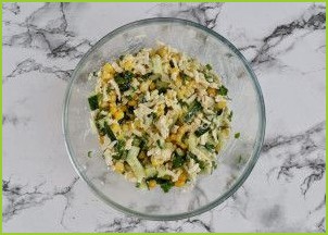 Салат с луком и кукурузой - фото шаг 5