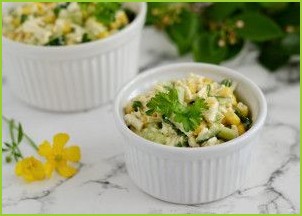 Салат с луком и кукурузой - фото шаг 6