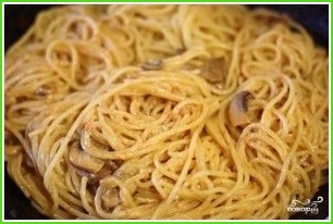 Спагетти с грибами в сметанном соусе - фото шаг 5