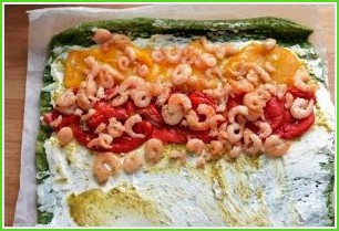 Зеленый рулет с креветками и болгарским перцем - фото шаг 6