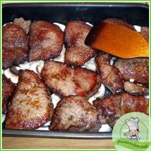 Мясо по-французски в духовке с грибами - фото шаг 4