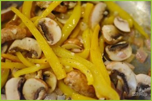 Салат с грибами и кукурузой - фото шаг 2