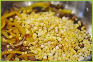 Салат с грибами и кукурузой - фото шаг 3