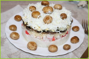 Салат с крабовыми палочками, рисом и грибами - фото шаг 11
