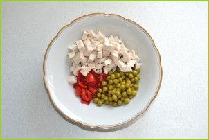 Салат с курицей, перцем и зеленым горошком - фото шаг 6