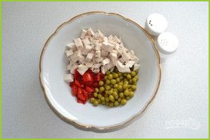 Салат с курицей, перцем и зеленым горошком - фото шаг 7