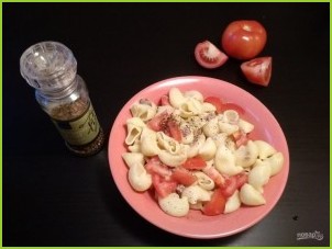 Салат с тунцом, макаронами и помидорами - фото шаг 4