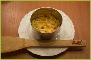 Салат слоеный с сыром - фото шаг 3