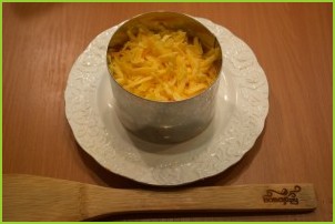 Салат слоеный с сыром - фото шаг 5