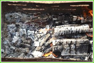 Шашлык из скумбрии на мангале - фото шаг 9