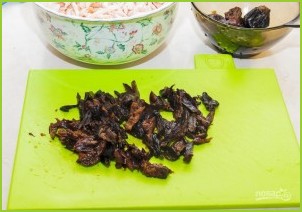 Салат из чернослива с курицей - фото шаг 2