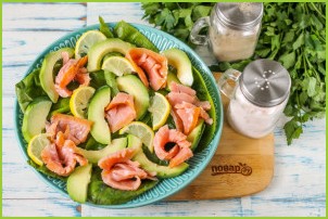 Салат с горбушей и авокадо - фото шаг 5