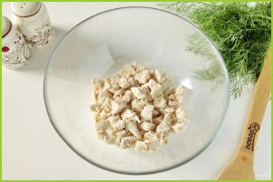 Салат с куриной грудкой и маринованным луком - фото шаг 3