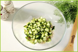 Салат с куриной грудкой и маринованным луком - фото шаг 4