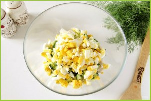 Салат с куриной грудкой и маринованным луком - фото шаг 5