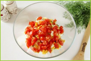 Салат с куриной грудкой и маринованным луком - фото шаг 6