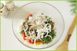 Салат с куриной грудкой и маринованным луком - фото шаг 7