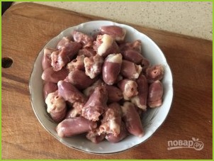 Салат с куриными сердечками и грибами - фото шаг 1