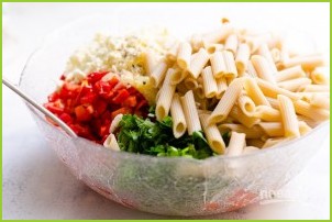 Салат с макаронами, овощами и сыром - фото шаг 4