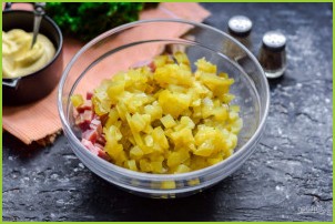 Салат с ветчиной, сыром и солеными огурцами - фото шаг 4