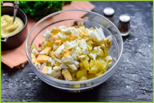 Салат с ветчиной, сыром и солеными огурцами - фото шаг 5