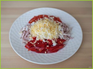 Салат с кальмарами, помидорами и перцем - фото шаг 7