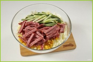 Салат с капустой, колбасой и кукурузой - фото шаг 5
