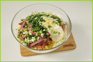 Салат с капустой, колбасой и кукурузой - фото шаг 6