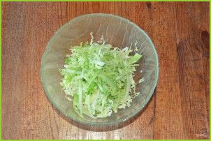 Салат с капустой, огурцами и кукурузой - фото шаг 2