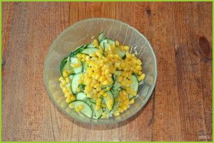Салат с капустой, огурцами и кукурузой - фото шаг 4