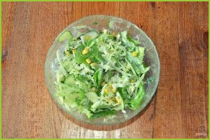 Салат с капустой, огурцами и кукурузой - фото шаг 7