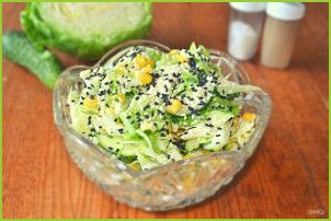 Салат с капустой, огурцами и кукурузой - фото шаг 8