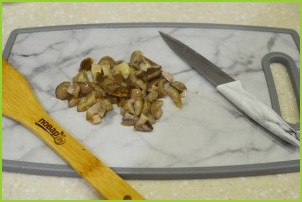 Салат с маринованными грибами - фото шаг 2