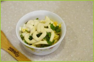 Салат с маринованными грибами - фото шаг 6