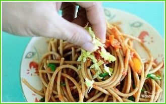 Спагетти с помидорами и чесноком - фото шаг 8
