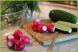 Сытный салат с редисом и ореховым соусом - фото шаг 1