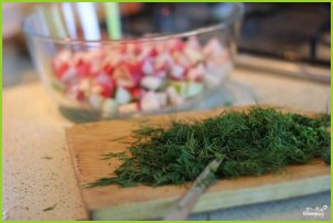 Сытный салат с редисом и ореховым соусом - фото шаг 2