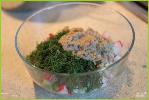 Сытный салат с редисом и ореховым соусом - фото шаг 4