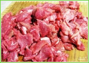 Тушеное мясо в помидорно-луковой подливке - фото шаг 3