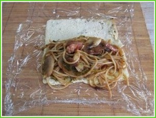 Рулет с грибами и спагетти - фото шаг 9