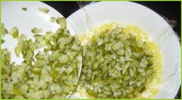 Салат из соленых огурцов без майонеза - фото шаг 2
