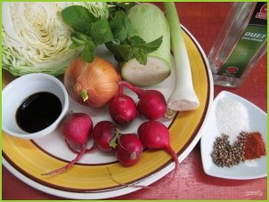 Салат по-корейски из капусты с редисом и кабачком - фото шаг 1