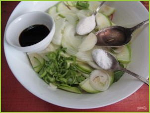 Салат по-корейски из капусты с редисом и кабачком - фото шаг 6
