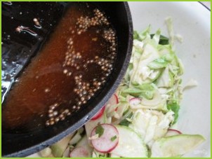 Салат по-корейски из капусты с редисом и кабачком - фото шаг 9