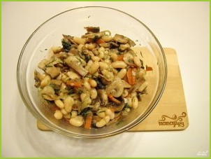 Салат с грибами и фасолью - фото шаг 7