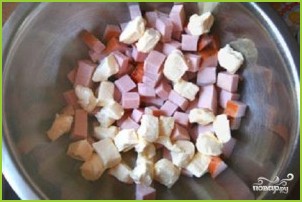 Салат с колбасой, сыром и помидорами - фото шаг 1