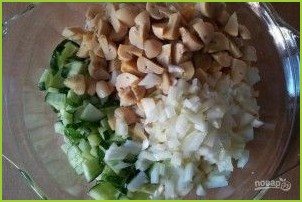 Салат с консервированными шампиньонами - фото шаг 6