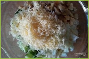 Салат с консервированными шампиньонами - фото шаг 7