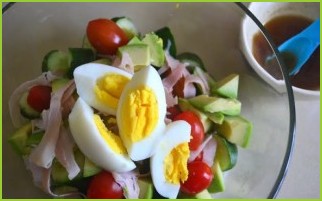 Салат с мясом, помидорами и яйцами - фото шаг 3