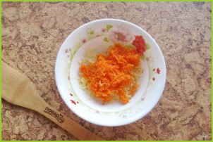 Салат с морковью и кириешками - фото шаг 3
